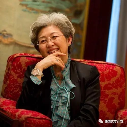 她在花甲之年成为中国外交界的女神