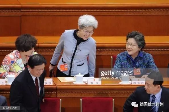 她在花甲之年成为中国外交界的女神