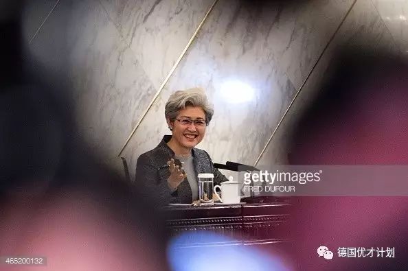 她在花甲之年成为中国外交界的女神