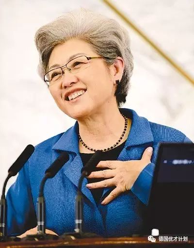 她在花甲之年成为中国外交界的女神