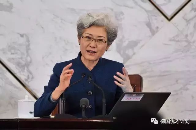 她在花甲之年成为中国外交界的女神