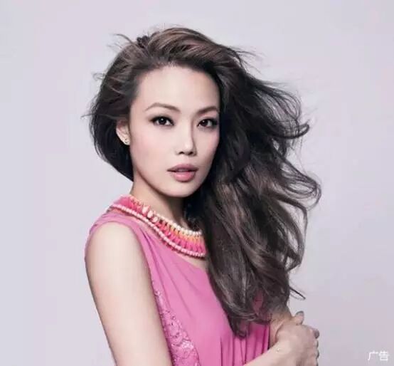 为何11.25日女神容祖儿选择在这里 为ta唱出“新未来”?