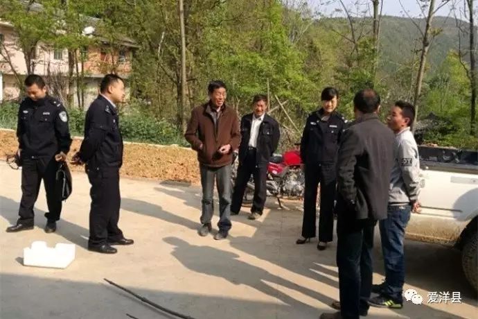 4月14日,洋县龙亭所民警请来刑侦技术员深入辖区村组,针对近期连发的