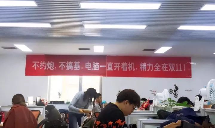月薪30000的文案,都在这些奇葩横幅里!