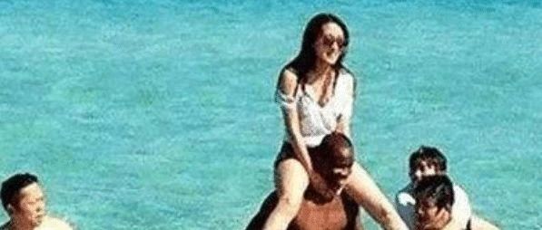 马苏和黑人在水中玩“游戏”,照片被曝光,网友:真会玩!
