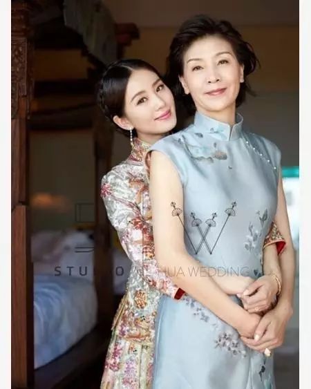 当47岁吴奇隆亲上大两岁的岳母时,刘爸爸说了这 看表情就不对
