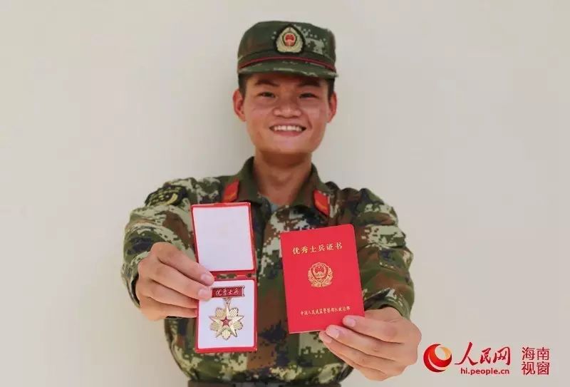 武警海南省总队海口市支队五中队退伍老兵贺国被评选为优秀士兵.