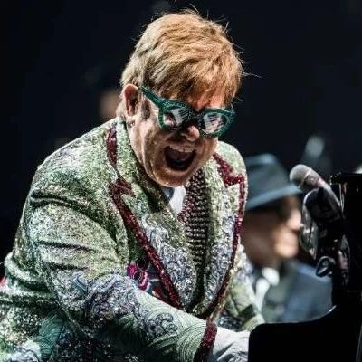 患肺炎失声,Elton John奥克兰演唱会中断!泪洒舞台!