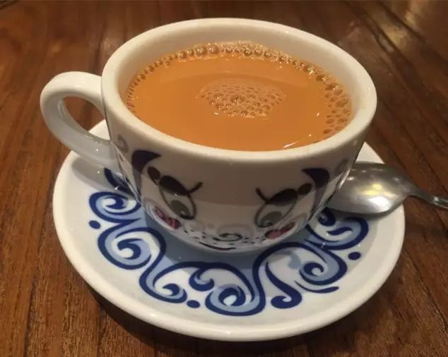 香滑奶茶,翠华家的奶茶选用锡兰优质茶叶,再加入荷兰进口淡奶,让