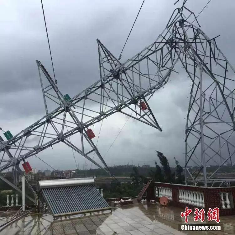 最强台风莫兰蒂已经于15日凌晨登陆厦门翔安沿海 据中国气象台消息,今年第14号台风莫兰蒂(强台风级)已于15日凌晨3点05分前后在福建省厦门市翔安区沿海登陆,登陆时中心附近最大风力有15级(48米/秒),中心最低气压为945百帕。预计,莫兰蒂将以每小时20公里左右的速度向北偏西转偏北方向移动,强度逐渐减弱。 受此影响,厦门等多地遭遇大风降雨天气,多地被淹。资料显示,莫兰蒂是今年以来全球最强台风,也是1949年以来登陆闽南最强台风。 莫兰蒂15日9时已减弱为强热带风暴级,10时位于北纬
