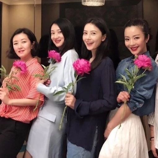 高圆圆与姐妹合照C位抢眼!闺蜜留言似乎透露她“好事将近”