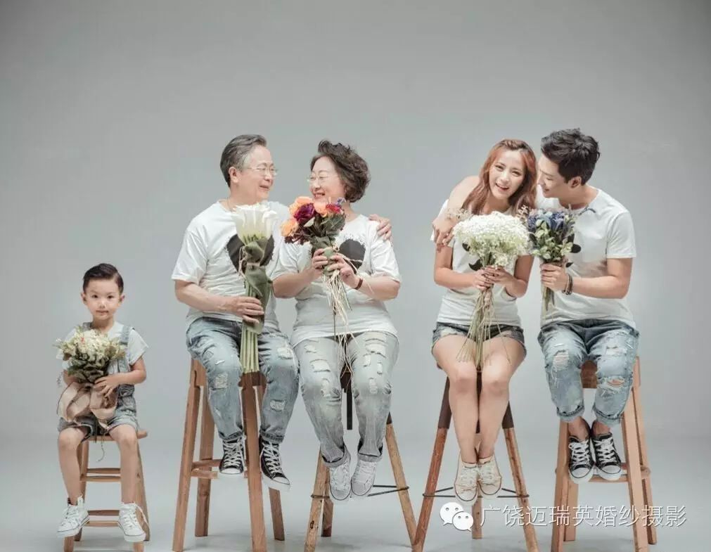 迈瑞英婚纱摄影推出百元团购全家福活动