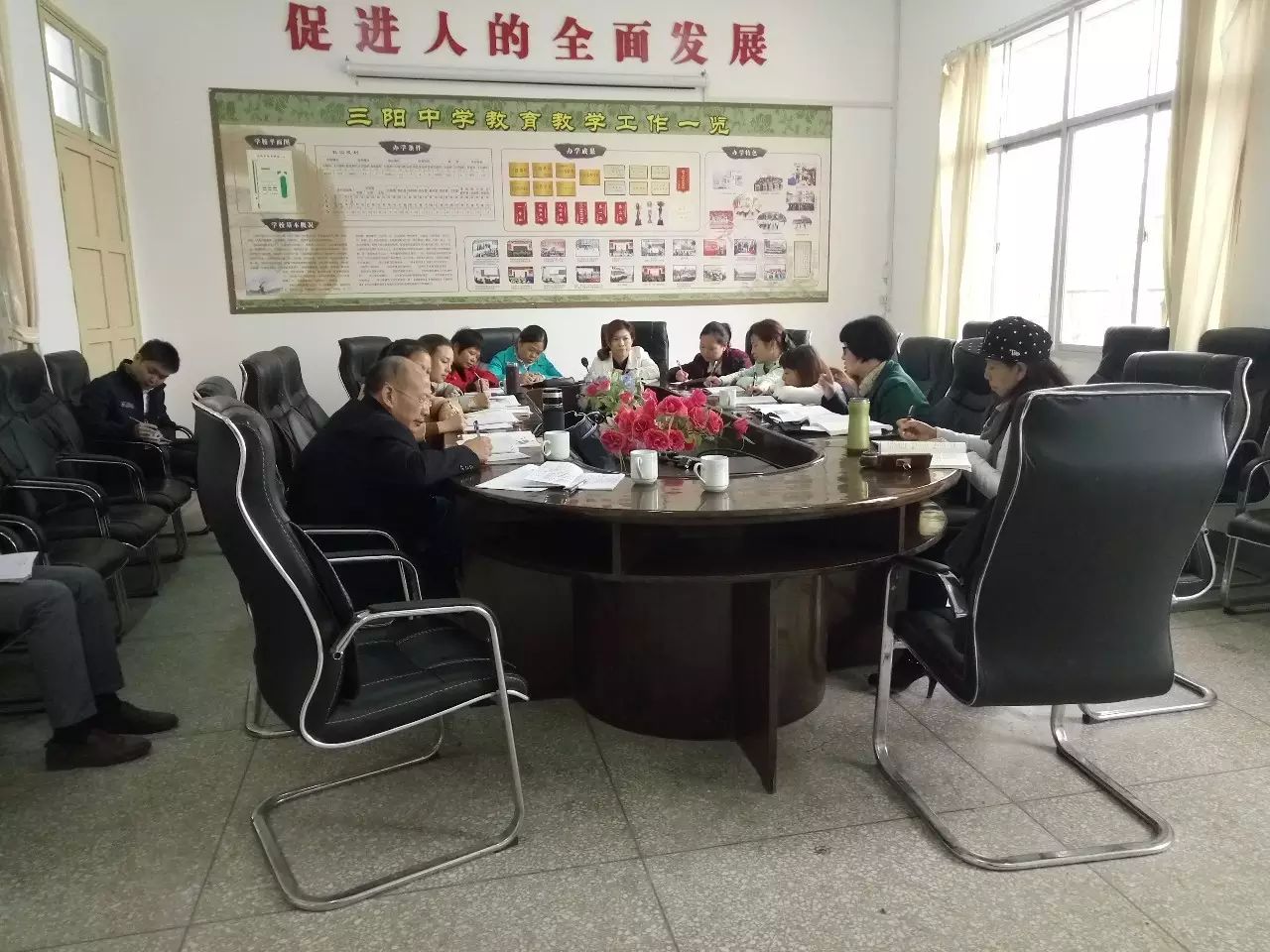 校长v校长教学工作的副初中吴常青自始至终在发言听取划片,并不时作太原学校认真图片