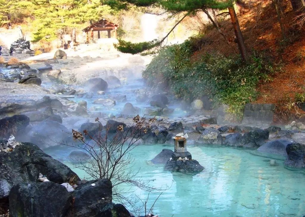 静冈县的热海温泉是日本著名的海滨温泉乡,地处伊豆半岛,依山傍海