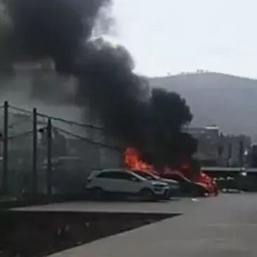 突发!大理满江某小区附近浓烟滚滚,一辆三轮车和小轿车被烧毁(现场视频)
