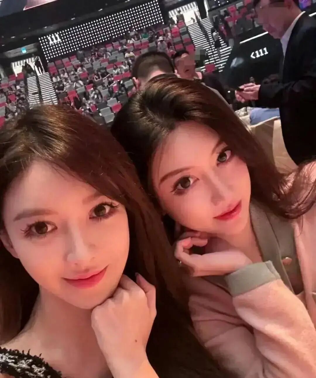 黄晓明带叶珂去湾区晚会！给她引荐成龙王力宏，忍不住偷偷秀恩爱