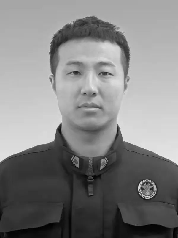 牺牲的消防员陈刘飞曹群同志被批准为烈士追记个人一等功