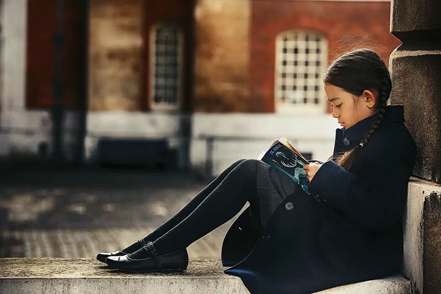 摄于伦敦.女孩靠墙坐在地上看书,形成了一个稳固的"l"形构图.