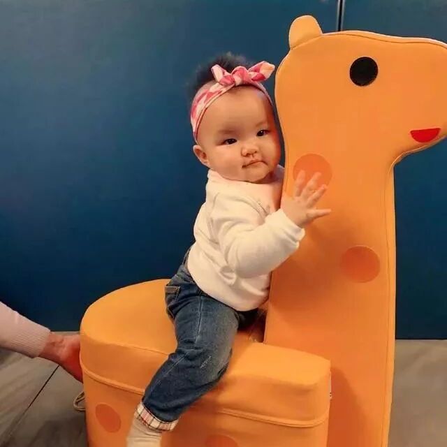 熊黛林晒双胞胎女儿照片,1岁小胖妞劈叉萌翻网友