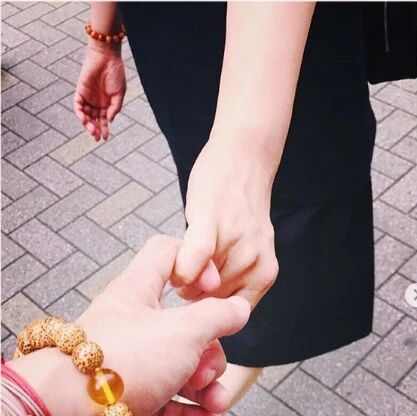 超甜蜜!古巨基晒照庆祝结婚四周年 两人十指紧扣