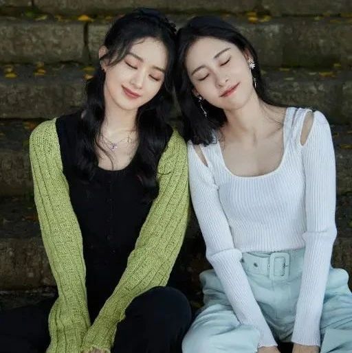 赵丽颖和张碧晨同框比美,俩当妈的人一个比一个会穿,都挺显嫩的