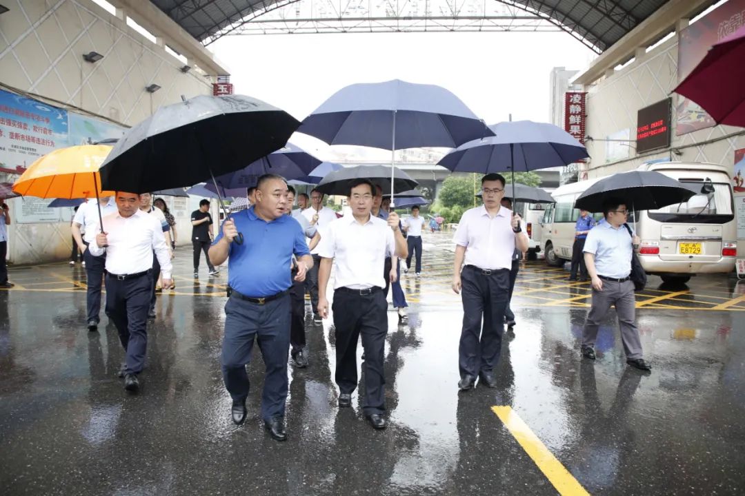 万利平,南昌国资产业集团书记,董事长张梁,市文明办副主任郭国亮等