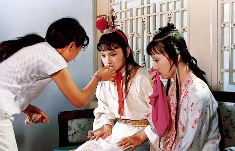 陈晓旭用林黛玉看贾宝玉的眼神瞥了我一眼,我心领神会,开始和她对了