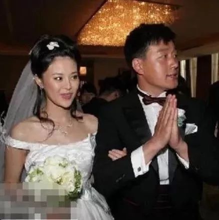 佟大为成名后娶了自己的老师,妻子8年生3个孩子,结婚多年零绯闻