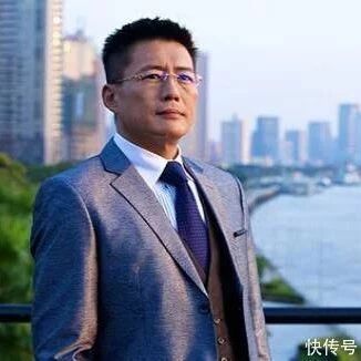 高曙光近照曝光,两任妻子长相差距巨大,女儿的名字他耿耿于怀