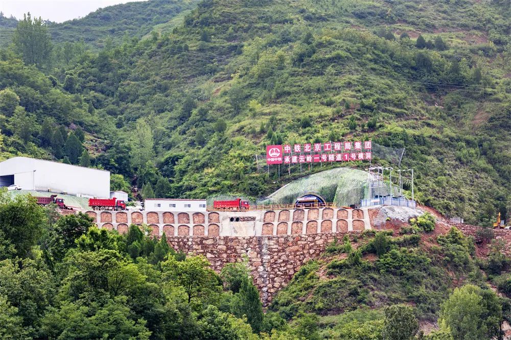 西十高铁七标云岭一号隧道一号横洞施工.jpg
