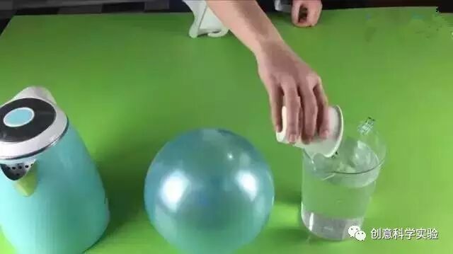 【创意科学实验】杯子能吸起气球插图2