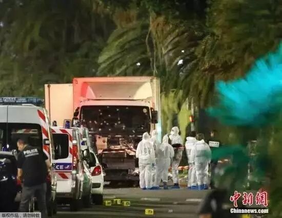 直击英国曼彻斯特爆炸事件：至少19死50伤 事发区域仍旧被警方隔离
