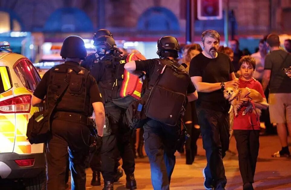 直击英国曼彻斯特爆炸事件：至少19死50伤 事发区域仍旧被警方隔离