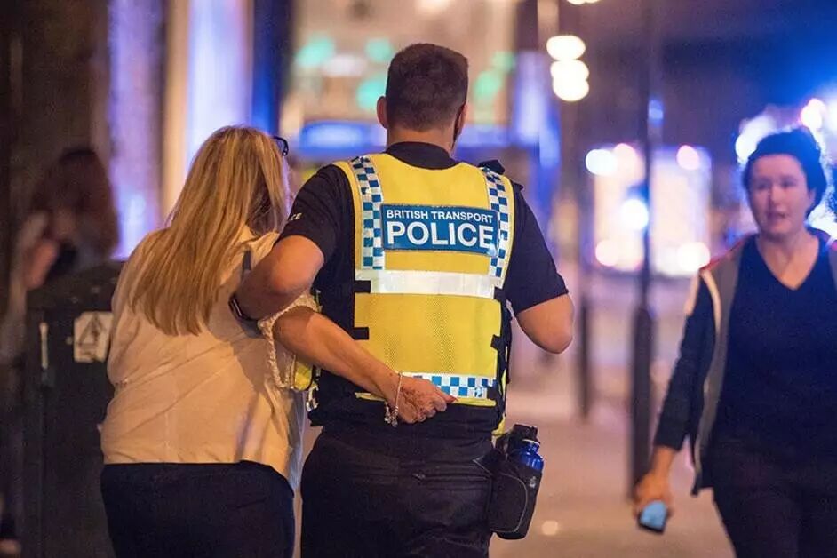 直击英国曼彻斯特爆炸事件：至少19死50伤 事发区域仍旧被警方隔离