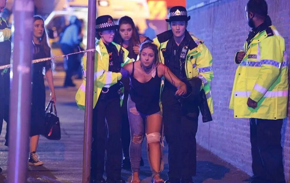 直击英国曼彻斯特爆炸事件：至少19死50伤 事发区域仍旧被警方隔离