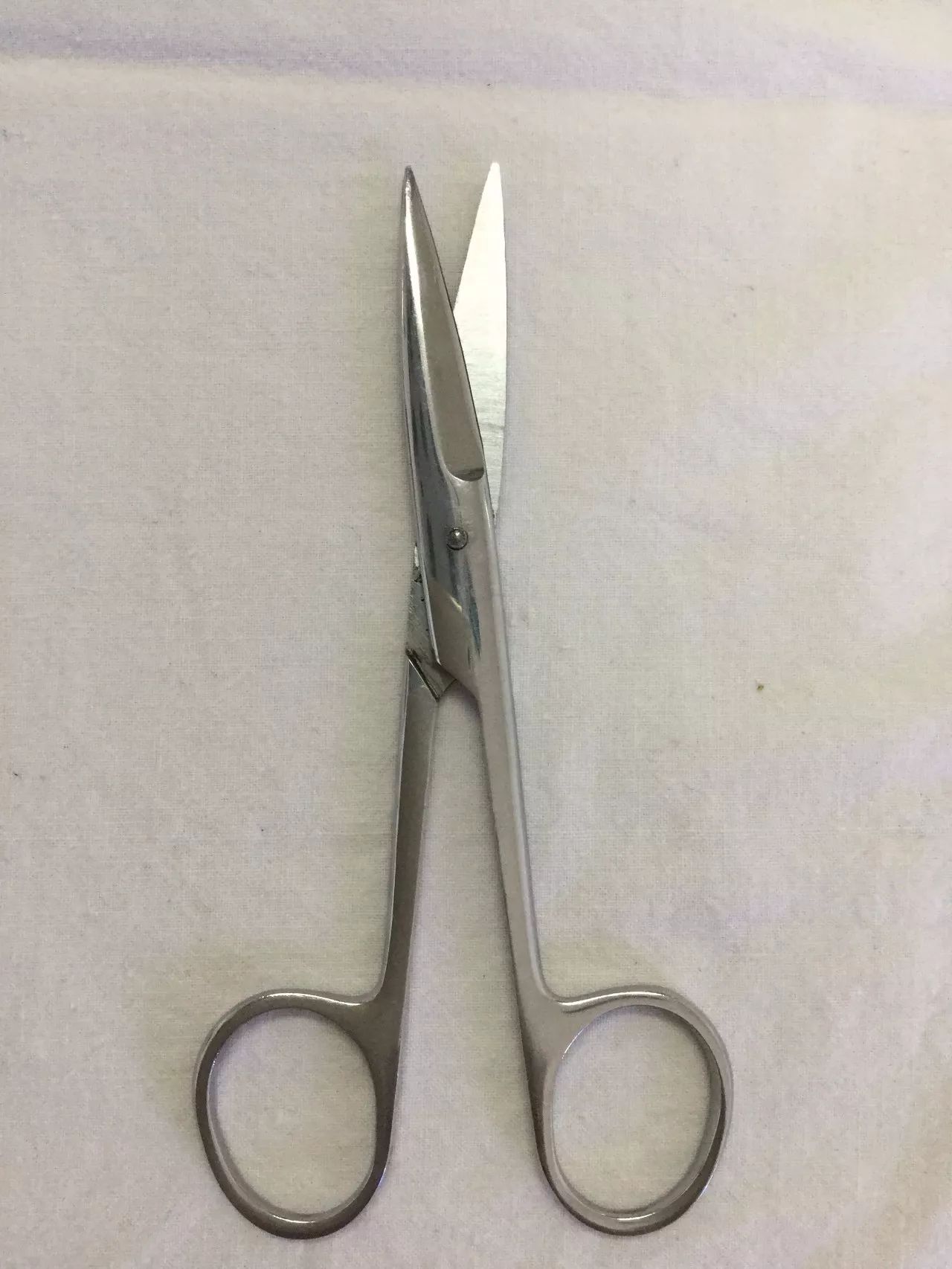 组织剪 尖端较钝圆,在分离或剪开时 不致损伤深部重要组织.
