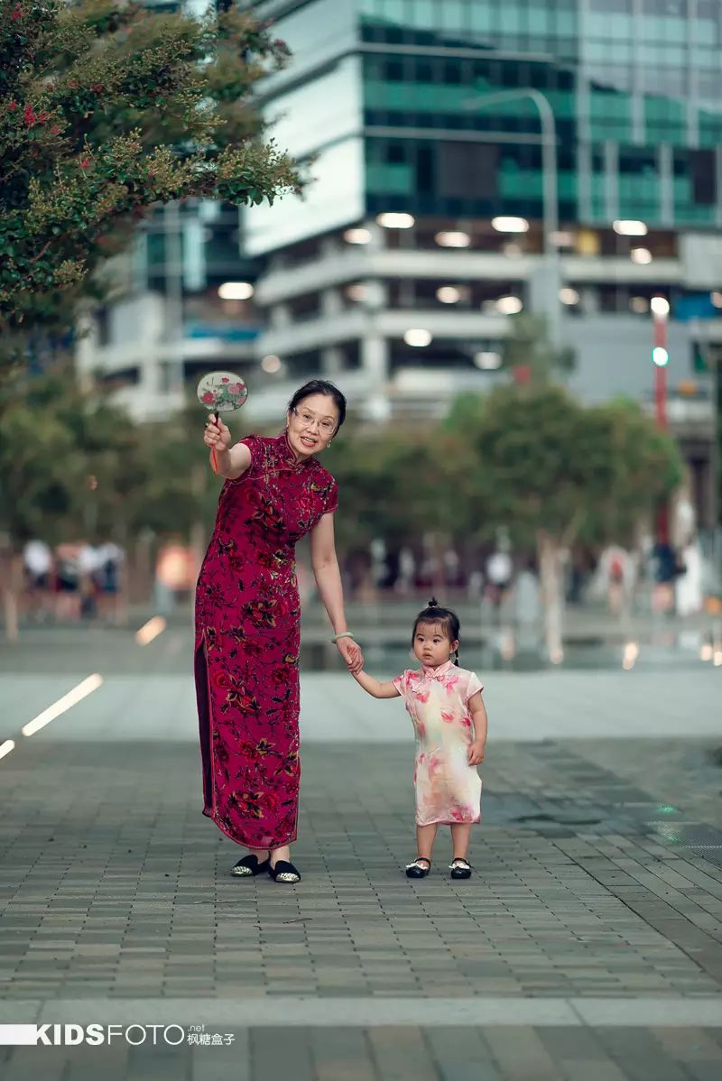 当奶奶和2岁的小孙女一起穿上旗袍这就是最美的亲子照