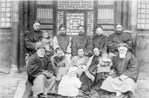 首页 传教士在中国残缺图集  身穿长袍马褂的剑桥七杰:1885年,遭到