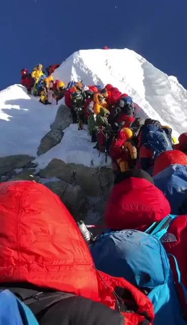 为登顶，许多登山者在海拔8000米的“死亡地带”排队3小时。⭐珠峰大“堵车”！海拔8000米2天冻死4人，大量登山者在“死亡区”等待数小时