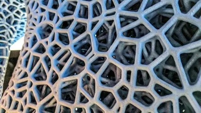 整体胎身布满了类似蜂巢的结构
