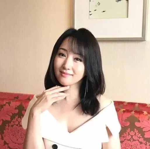 杨钰莹又作妖,短裤内穿成焦点,网友:一般人做不出来的!