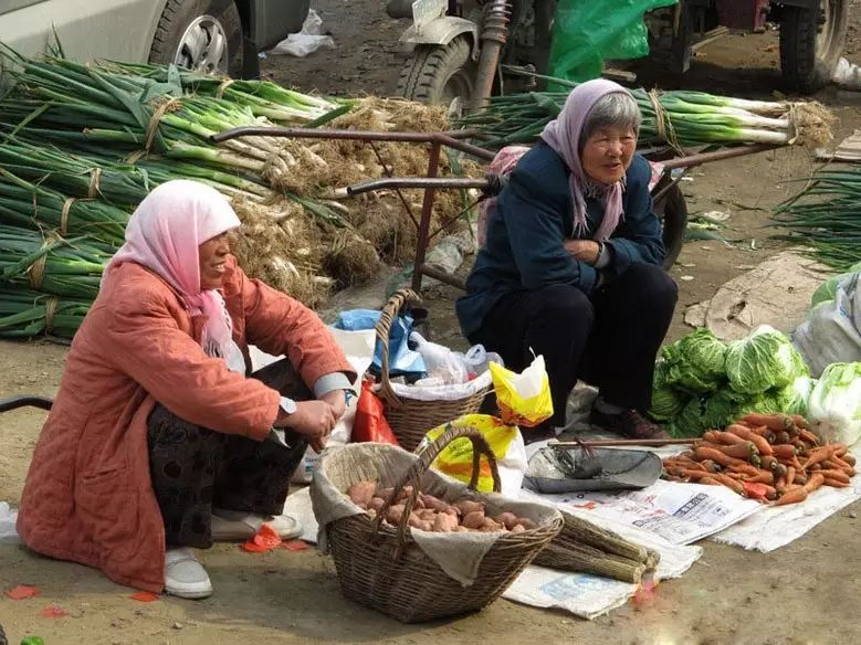 本来我以为会看到村头大妈排排坐
