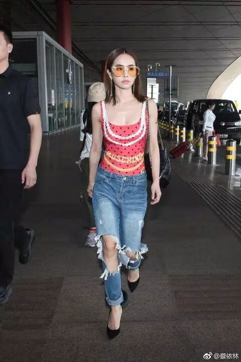 蔡依林穿着连体泳衣上街!网友:怎么上厕所?