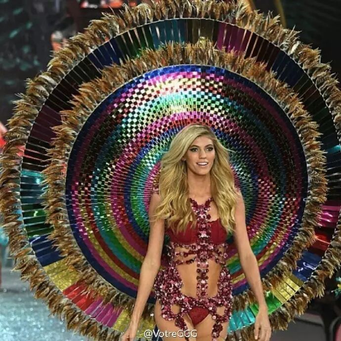 熬夜看了一场维密秀,被中国风、龙头翅膀、怀孕还走秀惊呆了~-怀孕期