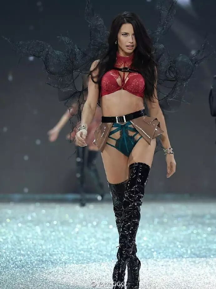 熬夜看了一场维密秀,被中国风、龙头翅膀、怀孕还走秀惊呆了~-怀孕期