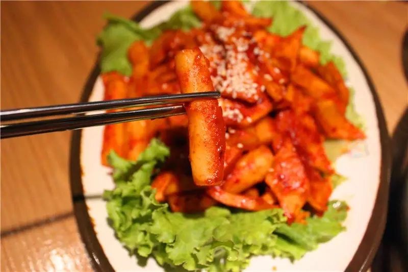 这鸡肉吃到嘴里 作为一家韩式餐厅 炸鸡和辣炒年糕是基本技能 炸鸡外