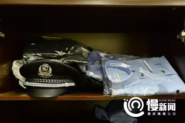  ▲袁文的衣柜里摆放着许多崭新的警服