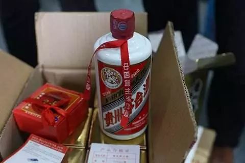 从京东买了一箱假茅台,店家告诉我再送我一箱