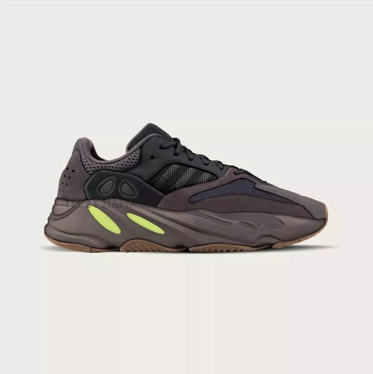 Kanye West亲自上脚的adidas YEEZY 700将于秋季发售?