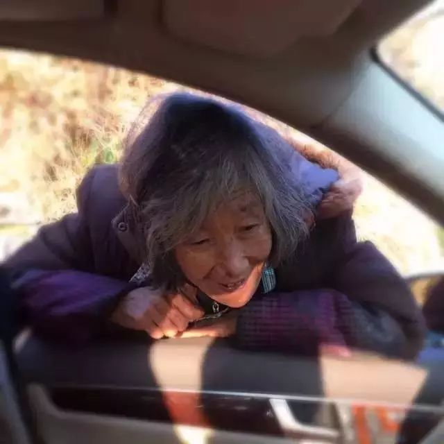 他们总说工作忙就不用回来了 可他们每天,每天都在盼着儿女回家 儿女